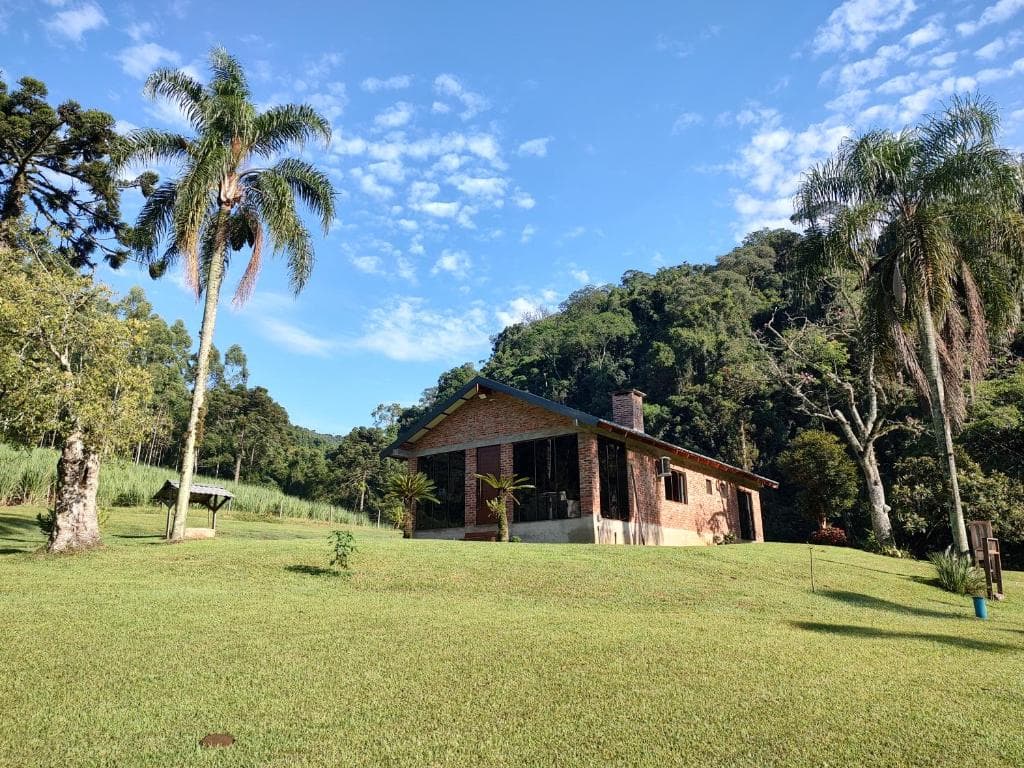Casa de Campo com Aráucarias e Riacho